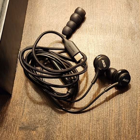 Samsung S20 Ultra 5G box with headphones - Picture 9 of 9